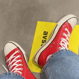 Röda converse - Säljer mina fina röda converse eftersom de blivit lite små, de är i storlek 38 men skulle säga att de passar 37-38. Såklart tvättar jag upp de innan de säljs, loggan är lite förstörd på höger sko som ni ser på bild 3 men inget man lägger märke till. Frakt tillkommer 💗
