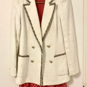 Strunturkavaj från Zara  - Säljer nu min fina, vita kavaj från Zara. Kavajen är i storlek small. Fraktar gärna men kan även mötas upp i Göteborgsområdet🥰