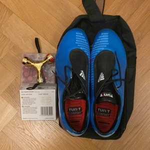 Adidas fotbollsskor - Skit snygga fotbollsskor med en snygg design! Man får med en väldigt smidig väska att ha de i och även medföljande dobbar. Kan skicka fler bilder och information privat. Sjukt bra skick🤩