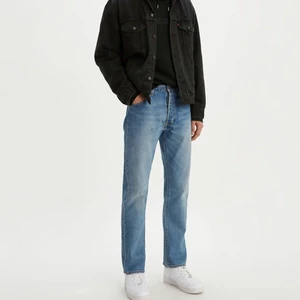 Levi’s jeans 501 W28 L30 - nästan oanvända fina jeans. super skick bara någon liten fläck vid knäet som nog går bort i tvätten!