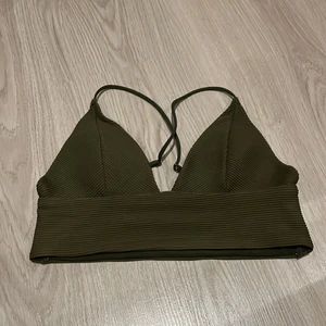 BIKINI TOP - En militärgrön bikini överdel, knappt använd✨ 