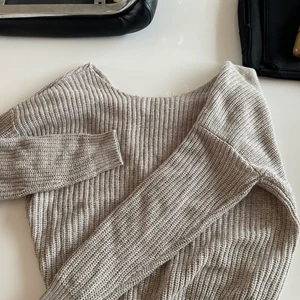 Stickad tröja NELLY - Stickad tröja från Nelly, med korsad rygg! Sparsamt använd och ligger tyvärr bara i garderoben o skräpar! 