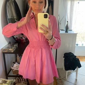Zara klänning  - Somrig rosa klänning från Zara, använd max två gånger.