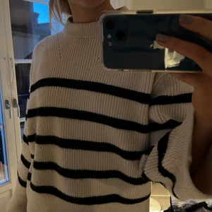 Zara stickad tröja  - Så fin stickad tröja från Zara, i storlek M❤️❤️❤️ så snygg till både en sommarkväll och på vintern