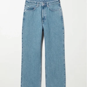 Snygga jeans från weekday⚡️⚡️ - Säljer ett par snygga jeans från weekday i modellen rowe. Säljer pga för korta för mig💞 jeansen är använda ett fåtal gånger men inget som syns.💞