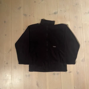 Vintage Patagonia fleece - En väldigt gammal patagonia fleece, skicket är väldigt bra med tankespår åldern men det finns lite små fläckar här och var!, den har inte en storleks lapp men den sitter som en boxy M imo