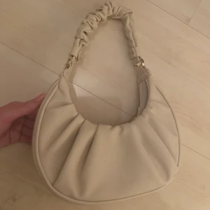 Väska - Säljer denna supersöta lilla väskan från missguided. Den är aldrig använd