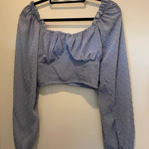 Ljusblå blus - Långärmad blus/topp. Den är aldrig använd så den är i väldigt fint skick!