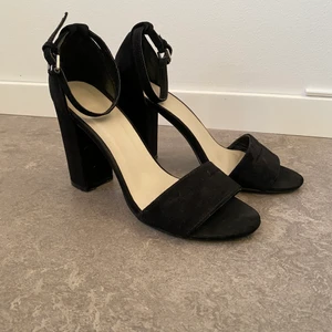 Svarta klackskor strl 37 - Svarta klackskor från Nelly i storlek 37. Ca 8cm hög klack 