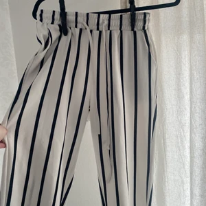 Shein byxa, strechiga med kvalle typ - Strechiga, fina, inte så dålig kvalite faktiskt. Passar XS/S om man inte vill ha dem tajt men M annars, sitter väl ok lite tajt bara (är en medium själv). 🤍sitter bra på 160-170cm beror på