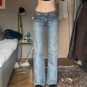 Levis jeans  - Säljer dessa vintage bootcut Levis jeans, köpta här på plick men var tyvärr lite små för mig! Midjemått: 80cm innebenslängd: 85cm. Det är en liten reva på ena fickan som syns på sista bilden 