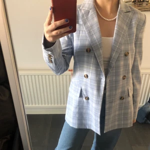 GinaTricot kavaj storlek 34 - Säljer en blårutig kavaj från GinaTricot! Kavajen är använd 2 ggr. På axlarna har den små vaddar. Säljer endast på grund av att jag inte använder den. Frakt tillkommer, fraktar spårbart för 66kr.