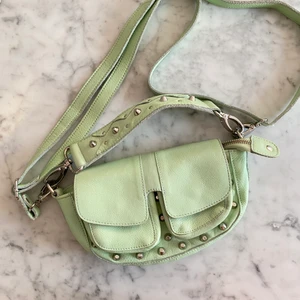 Unlimit väska 💚 - Säljer min Unlimit Ellery bag (den minsta modellen). Superfin mintgrön färg. Äkta skinn. Sparsamt använd, i bra skick! Köpt för runt 1200kr, säljer för 300kr.