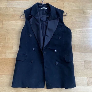 our legacy väst - our legacy väst i mocka aldrig använd i storlek M. Passar as najs till en skjorta under eller stickad. köparen står för frakt 💚