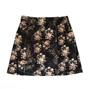 Vacker kjol köpt från Urban Outfitters för 300kr! Säljer angående att den inte används! Den har fint mönster av blommor och är i ett bra skick