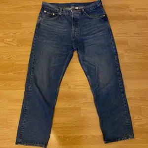Jeans från Weekday i bra skick! Modell: Space. Storlek 33/30
