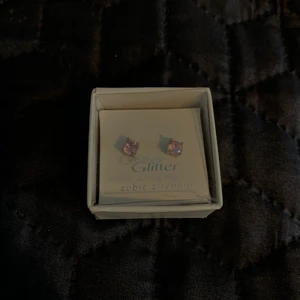 Glitter rosa örhängen - Rosa örhängen från Glitter som är helt oanvända, oöppnad förpackning. Antar att det är fejk. Kontakta vid frågor eller om du är intresserad!