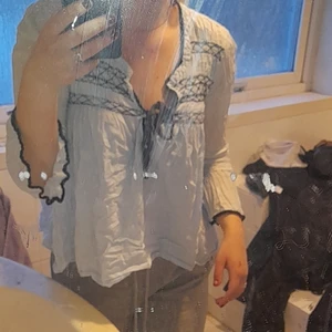 Odd Molly Blus  - Mammas Gammla Odd Molly blus,  bra skick , använd men inte på några år iallafall , ljusblå tunt lätt tyg och märkblå blåa snören och brodyr.