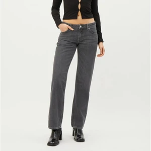 Arrow Low - Säljer mina jeans från weekday, de är i toppenskick eftersom att de endast är använda några gånger. Hör gärna av er vid frågor och fler bilder💕Priset kan diskuteras😊