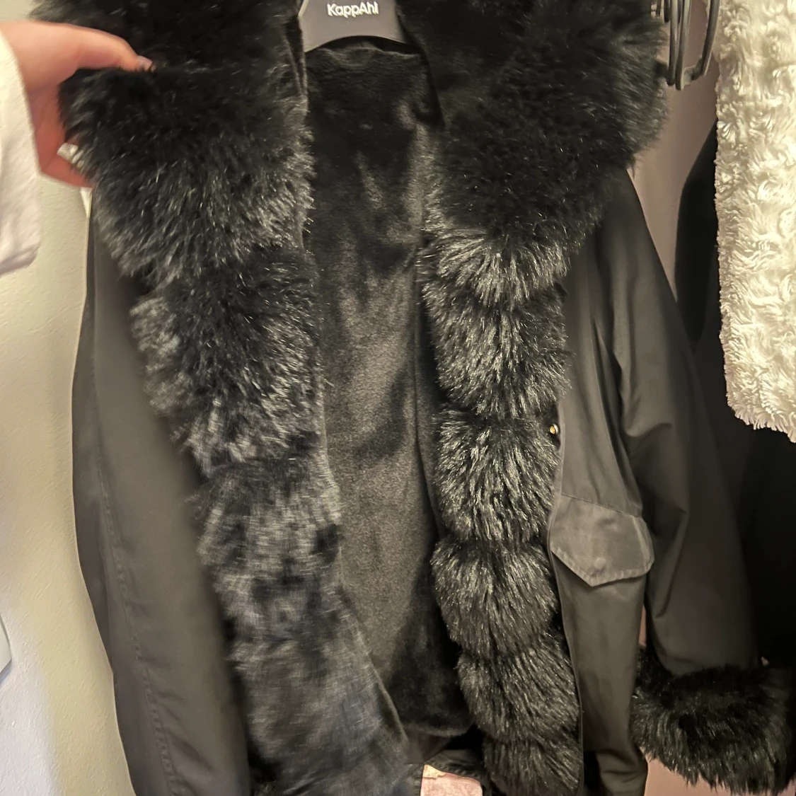 Fluffig svart parkas jacka  - 90