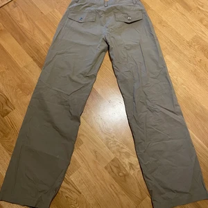 Lågmidjade cargo - Skitsnygga lågmidjade cargo byxor!                                               Militärgröna                                                                                Passar mig i längden perfekt (är 174cm lång) och de går att justera storlek vid midjan/höften!                                         De är baggy och wide i passform!