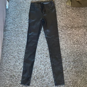 Skinbyxor från VILA clothes i storlek S - Säljer mina skinbyxor från VILA i storlek S pga att dem är för små💕