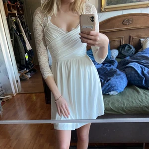 Klänning  - Klänning i stl xs perfekt till student eller skolavslutning. De är en liten foundation fläck men de är inget som syns. 🥰