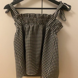 Linne från hm  - Ett rutigt linne från hm i storlek S men eftersom banden går att knyta om så passar den nog de flesta storlekarna!! 