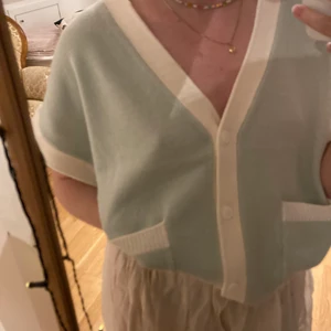 Kofta/ tröja som är otroligt fin☺️❤️ - Denna tröja är så så fin! Och helt otroligt skön☺️ Den är i otroligt bra kvalitet och är stickad🥰 Men nu är det dags för nästa person att få använda den❤️.                       Den funkar för flera storlekar och är unisex, köpare står för frakt❤️