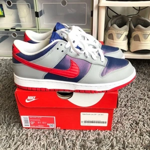 Nike Dunk Low Samba 2020 - Nike dunks low resell ca 3000. Säljer för ca 1200. Size us 9 eller 42,5. Skick 8.5 / 10 Liten creasning på vardera sko. Box finns kvar, vunna på Nike SNKRS