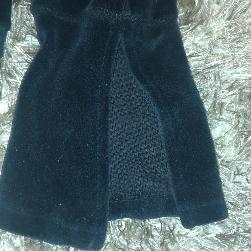 Mörkblå kofta i mjukt tyg. Vid ärmarna har den slits. Den kommer ifrån Twist & Tango och är i strl M/S. Tröjor & Koftor.