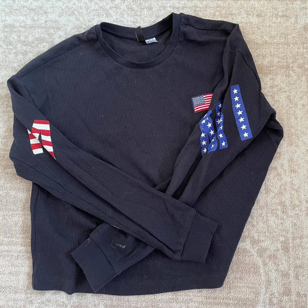 Vintage USA tröja storlek M! Har inte använt den nånting och den är i väldigt fint skick❤️ 100kr+frakt. Tröjor & Koftor.