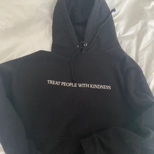 Harry styles merch🖤 - Säljer min otroligt fina treat people with kindness hoodie, då den inte kommer så mycket till andvändning. Köptes för ca 600kr, säljer den för 380kr💞💘💕💝💖