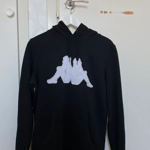 Kappa hoodie - En kappa hoodie nästan helt ny, fick den i julklapp. Finns tillhörande byxor så de blir ett sett. Finns bild om så önskas, hoodie för 200kr men med byxor 340kr. 