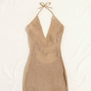 Stickad strandklänning - Helt ny💗 Denna fina klänning är en perfekt Cover-up att klä över bikinin en sommardag🏖 Något ljusare och varmare än vad som syns på kameran 💓💓 BUDET LIGGER PÅ 130 KR OCH AVSLUTAS IMORGONEFTERMIDDAG👍🏼