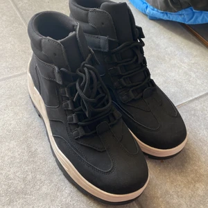 skor - aldrig använda i storlek 39