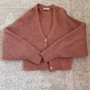 Rosa stickad kofta strl XS - Rosa stickad kofta storlek XS! ❤️ Köpt ifrån Gina och knappast använd. 🌸 nypris: runt 300kr