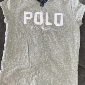 Ralph lauren tröja  - Säljer denna Ralph lauren tröja då den är för liten för mig. Aldrig använd då jag fick den i födelsedagspresent och då märkte att den var i fel storlek. Storleken är M som står för 8-10 år men den skulle kunna passa en som har xxs eller xs om man vill ha den lite kortare.
