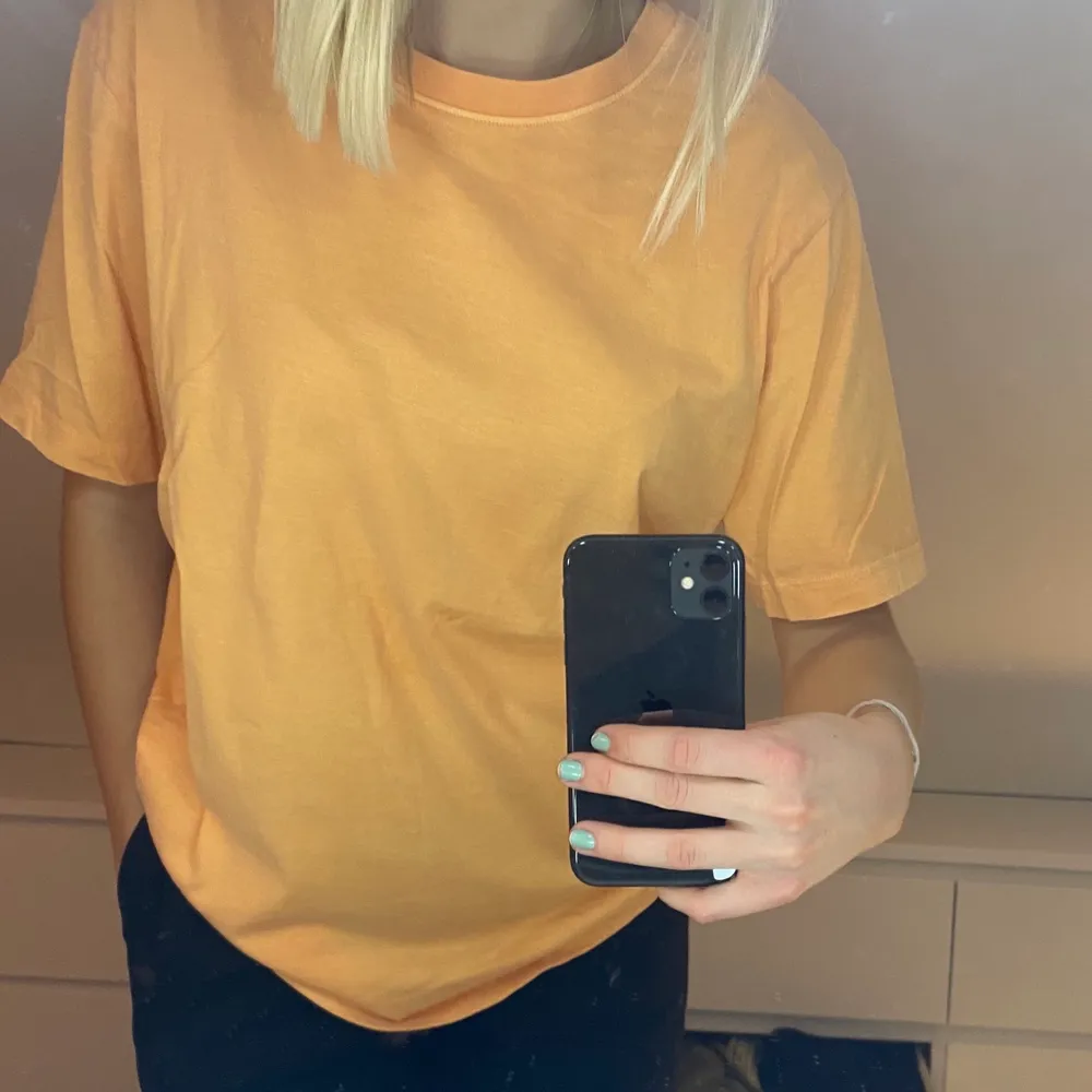 oversized tshirt från weekday i en aprikos färg. använd fåtal gånger och därmed i jättebra skick. färgen är lite starkare i verkligheten, så skriv privat för fler bilder. jag är en small och tröjan med, men är alltså i en oversized modell. . T-shirts.