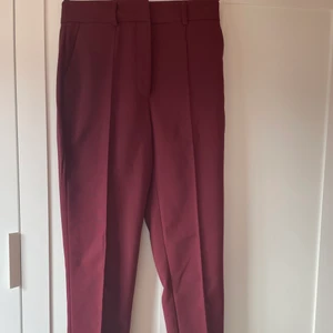 Vinröda kostymbyxor - Kostymbyxor från asos i str 36. De är tyvärr för korta för mig därför säljs dem. Har aldrig använts ❤️