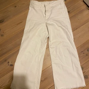 Vita vida jeans  - Fin krämvit färg och passformen är vid, en anning kortare modell dock perfekt nu till sommaren! 🌞