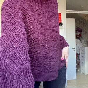 lila/vinröd stickad tröja - Säljer denna underbara stickade tröja med fint mönster. Fin passform och material i bra kvalite! Knappt använd så nyskick🙌