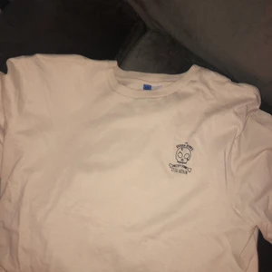 En beige t-shirt  - En beige t-shirt ifrån hm i str s. Köparen står för frakten.