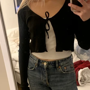 Tröja med knyte från junkyard, st S - Svart tröja med knyte där fram. Säljer pga att den aldrog används. Bra skick!💕