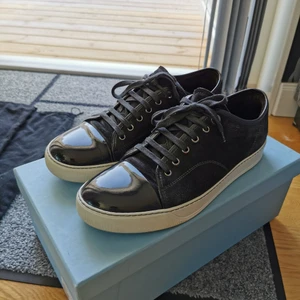 Lanvin skor - Säljer nu mina Lanvin dbb1 cap toe i svart färg. Balla skor som passar till ALLT. Har tyvärr ingen användning av de längre och därför vill jag sälja vidare. De är använda fåtal gånger och visar inget tecken på användning. De är storlek 8 i Lanvin ville motsvarar 26.6 cm i fotlängd. De är EU 42 men Jag har själv 43/44 och de sitter perfekt. Box och dustbags ingår självklart. Kom gärna med bud, kan gå ner vid snabb affär.