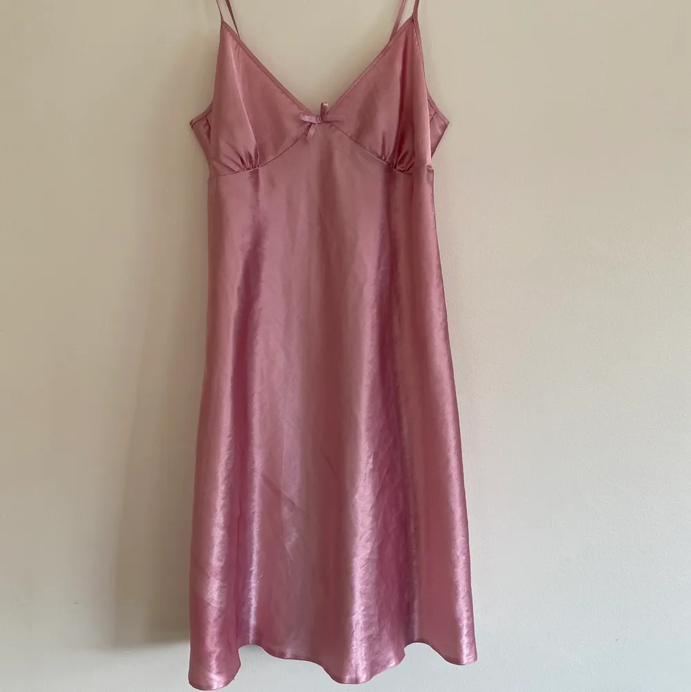 Slipklänning i rosa silke/silkeimittion. Köpt secondhand, lite slitningar i tyget. . Klänningar.