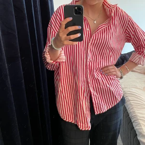 Skjorta - Intressekoll, Superfin och perfekt att slänga på på stranden, köparen står för frakten