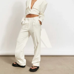 Kostymbyxor  - Säljer dessa fina kostymbyxor från Hanna Schönbergs kollektion med NAKD, använt fåtal ggr, perfekta till vår/sommar, INTE genomskinliga! 🤍🤍