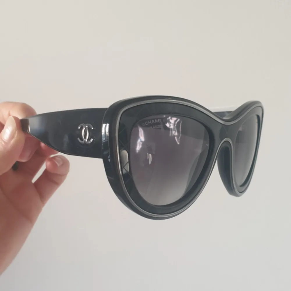 Nya klassiska cat-eye solglasögon från CHANEL.  Helt oanvända- alla tillbehör tillkommer så som duk, skal, instruktioner, låda och skyddspåse 🌹kan naturligtvis skickas!. Accessoarer.