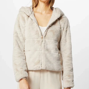 Fluffig mjuk jacka- beige  - Jackan är från only och original priset ligger runt 600kr. Endast använt ett par gånger, är som ny. Den är super mjuk och len 🤩😊 Har två fickor på sidan.  Säljer då den tyvärr inte kommer till användning 